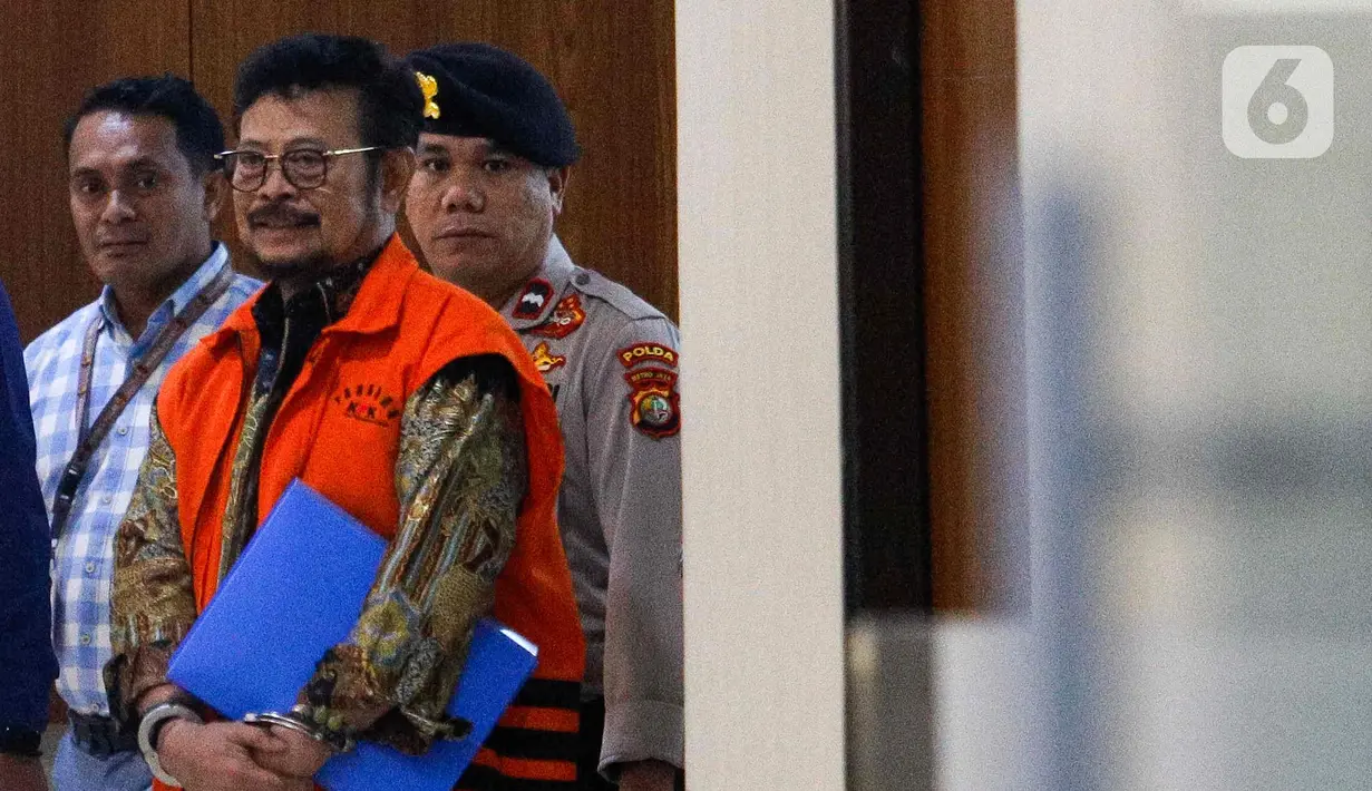 SYL tiba di Bareskrim pada pukul 10.40 WIB dan langsung masuk ke ruang pemeriksaan. SYL diperiksa selama 12 jam dan baru keluar dari gedung sekitar pukul 22.53 WIB. (Liputan6.com/Herman Zakharia)