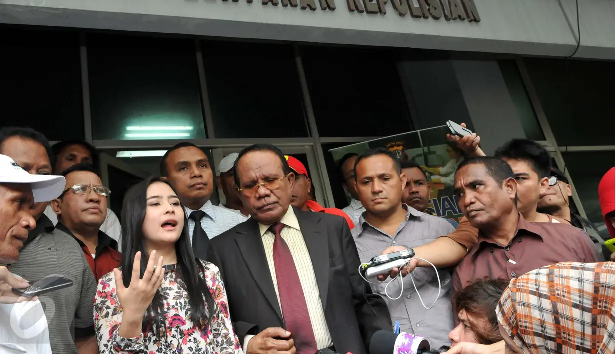 Pesinetron muda, Prilly Latuconsina didampingi pengacaranya memberi keterangan di SPKT Polda Metro Jaya, Jakarta, Jumat (31/7/2015). Kedatangannya untuk melaporkan kasus foto bugil mirip dirinya yang beredar di dunia maya. (Liputan6.com/Panji Diksana) 