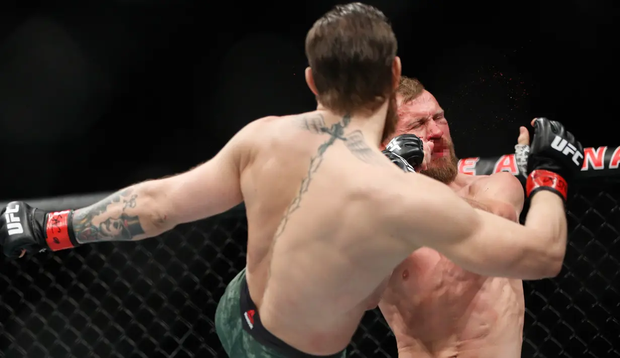 Conor McGregor menendang wajah Donald 'Cowboy' Cerrone pada pertarungan kelas welter UFC 246 di T-Mobile Arena, Las Vegas, Amerika Sertikat, Sabtu (18/1/2020). McGregor mengalahkan Cowboy pada detik ke-40. (AP photo/John Locher)