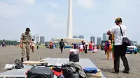 Sejumlah pedagang kaki lima di kawasan Monumen Nasional, Jakarta, ditertibkan petugas Satpol PP (Liputan6.com/Faizal Fanani)