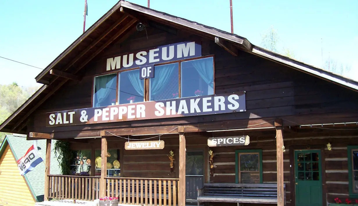 The Salt and Pepper Shaker Museum atau museum yang menyimpan lebih dari 20.000 set penampung merica dan garam dari berbagai dunia. Jika tempat garam anada hilang bisa dilihat disini. (browsingtheatlas.files.wordpress.com)