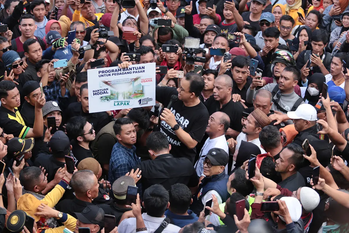 Calon Presiden (Capres) nomor urut satu, Anies Baswedan melanjutkan kampanye di Kalimantan Barat dengan menyambangi Pasar Flamboyan. Di sana Anies menyerap aspirasi para pedagang. (Tim Dokumentasi AMIN)
