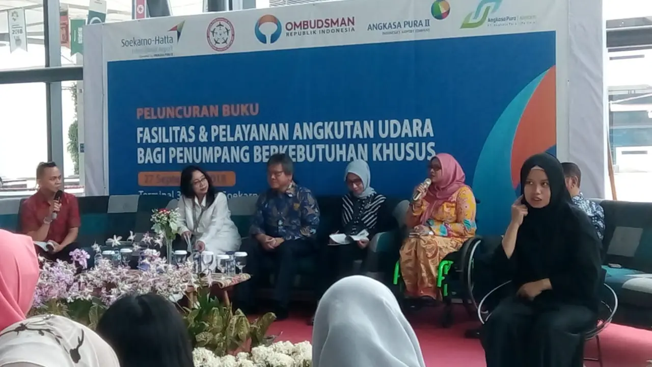 Anggota Ombudsman tengah memaparkan pentingnya Bandara di Indonesia ramah disabilitas, di Bandara Internasional Soekarno Hatta, Kamis (27/9/2018).