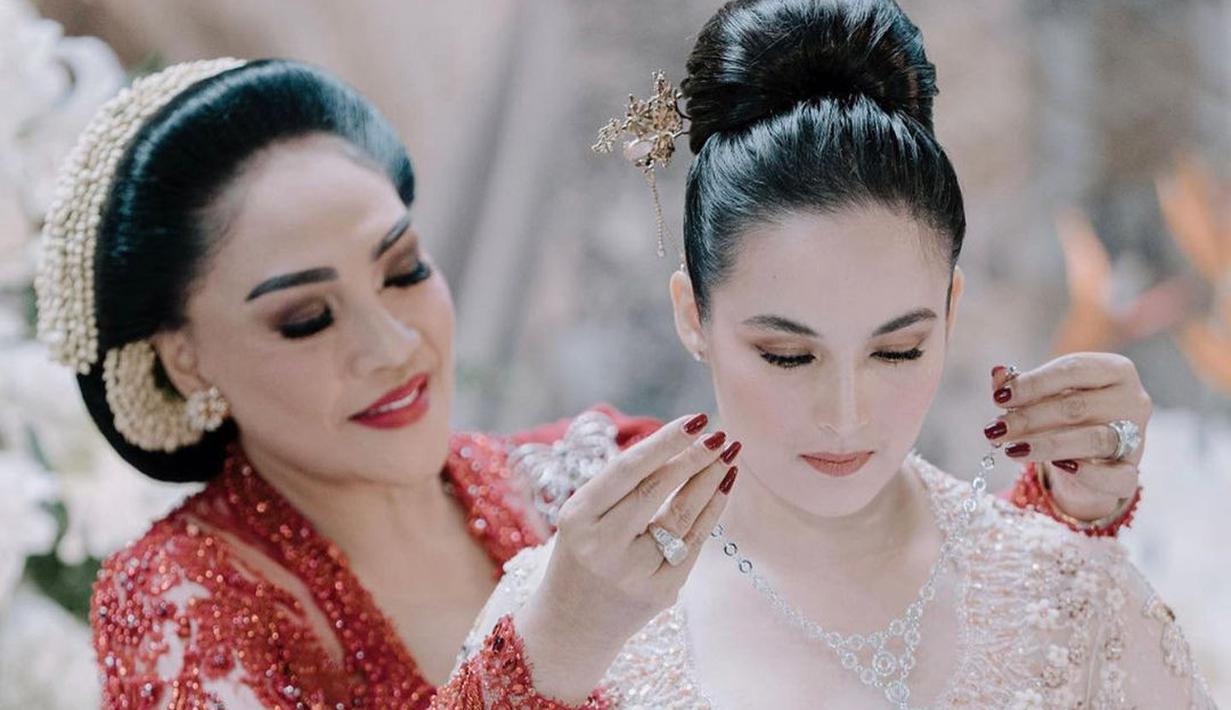Rasa sayang Elizabeth Kardinal, ibunda Rob Clinton Kardinal, tampak begitu menyayangi Chelsea Islan. (Foto: Instagram/@samantha_barbara26)