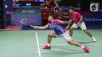 Ganda putri Indonesia Apriyani Rahayu/Siti  Fadia Silvi Ramadhanti mengembalikan kok Mayu Matsumoto/Wakana  Nagahara dari Jepang saat tampil dalam Indonesia Open 2022 di Istora Senayan, Jakarta, Rabu (15/6/2022). Apriyani Rahayu/Siti  Fadia Silvi Ramadhanti  menang dengan skor 21-7, 17-21, 21-17. (Liputan6.com/Faizal Fanani)