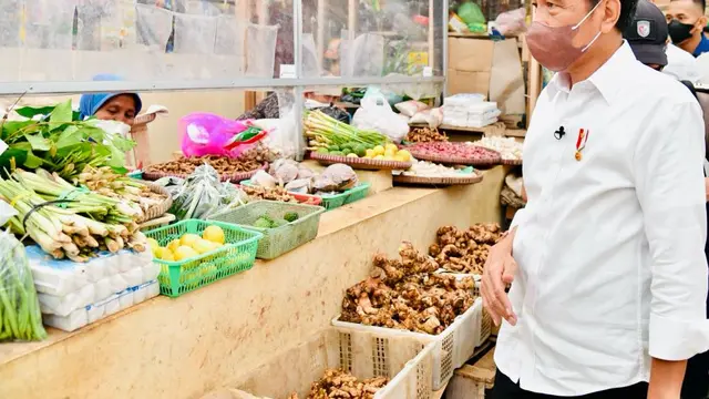 Presiden Joko Widodo atau Jokowi mengecek langsung ketersediaan sejumlah bahan kebutuhan pokok masyarakat di sejumlah pasar tradisional, menjelang bulan suci ramadan.