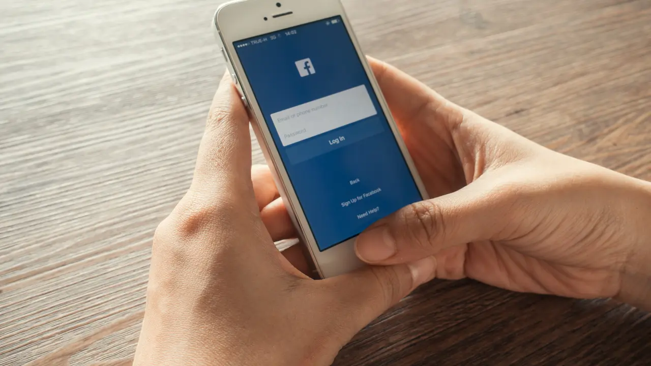 Ilustrasi Facebook (Foto: freepik/tirachard)