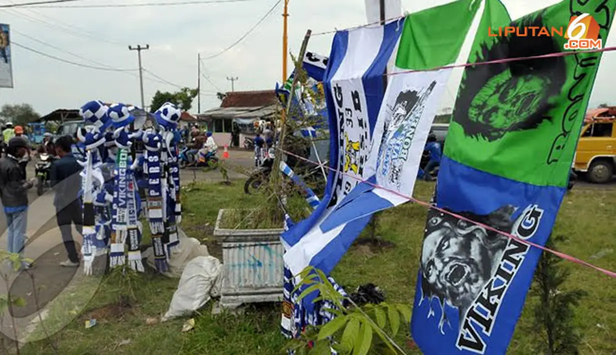 Beragam assesoris khas Persib dijajakan para pedagang di sekitar Stadion Si Jalak Harupat Bandung.(Liputan6.com/Helmi Fithriansyah)