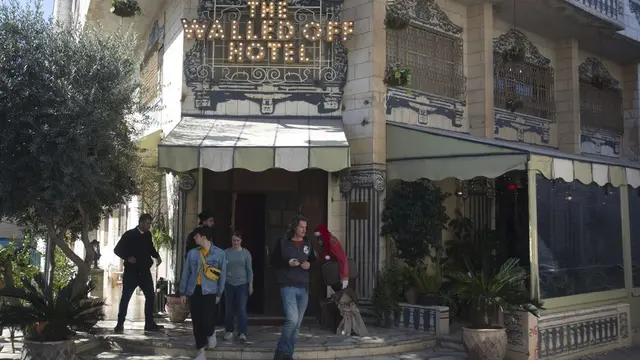 Hotel Walled Off yang menyajikan semangat alternatif Natal di dekat tembok perbatasan yang dibangun Israel di Betlehem. (AP)