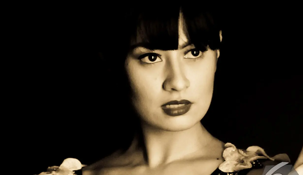 Vicky Monica tampil cantik saat pemotretan eksklusif di Liputan6.com. Foto diambil pada Senin (1/12/2014). (Liputan6.com/Faisal R Syam)