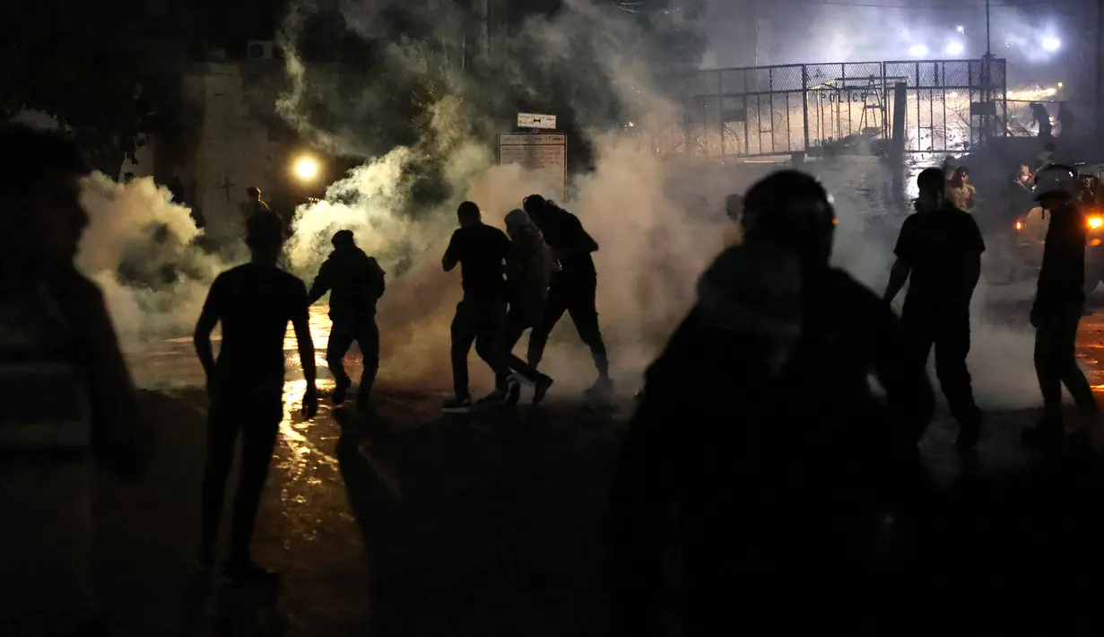 Ratusan demonstran berkumpul di Kedutaan Besar Prancis dan Amerika Serikat sebagai bentuk protes. (JOSEPH EID/AFP)
