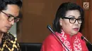Wakil Ketua KPK Basaria Pandjaitan (kanan) dan Jubir KPK Febri Diansyah (kiri)  memberi keterangan pers terkait penetapan mantan Mensos Idrus Marham sebagai tersangka baru proyek PLTU Riau-1 di gedung KPK, Jakarta, Jumat (24/8). (merdeka.com/Dwi Narwoko)