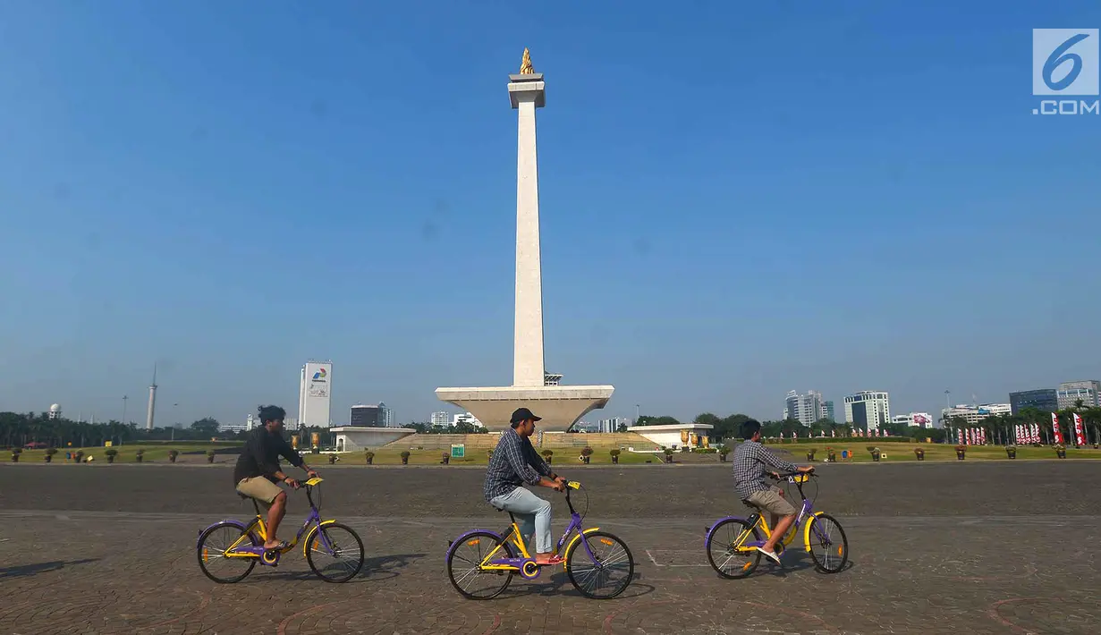 Pengunjung menggunakan sepeda dari layanan bike sharing di Monas, Jakarta, Jumat (27/7). Wakil Gubernur DKI Jakarta Sandiaga Uno mengatakan layanan ini sementara tersedia lewat CSR. (Merdeka.com/Imam Buhori)