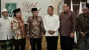 Ketua Umum PKB Muhaimin Iskandar (kedua kiri) berbincang dengan Ketum PBNU Said Aqil Siradj, Menristekdikti Momammad Nasir dan Mendes PDTT Eko Putro Sandjodjo (kedua kanan) dalam acara halalbihalal Idul Fitri 1440 H di Kantor DPP PKB, Jakarta, Senin (17/6/2019). (merdeka.com/Iqbal S Nugroho)