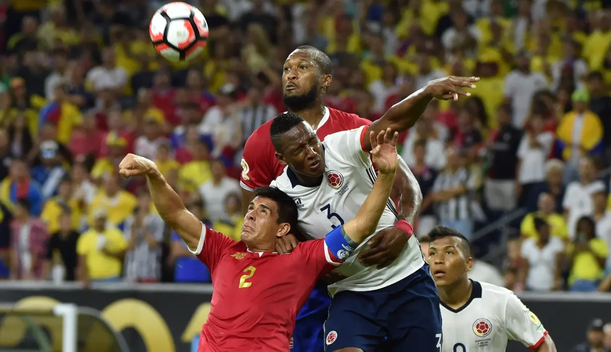 Duel antara pemain Kolombia dan pemain Kosta Rika dalam laga Grup A Copa America Centenario 2016 di Stadion NRG, Houston, AS, Minggu (12/6/2016). (AFP/Nelson Almeida)