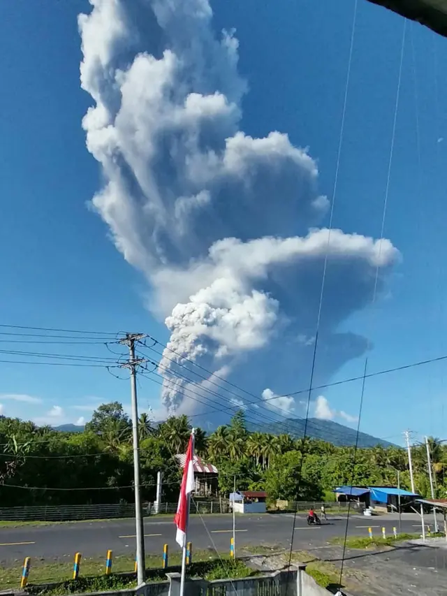 Gunung Dukono Erupsi: Tiga Tewas, Puluhan Terjebak