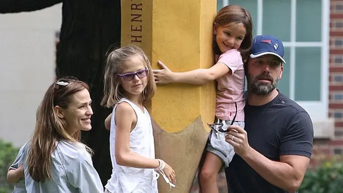 [Bintang] Ben Affleck, Jennifer Garner, dan 3 anak mereka