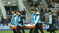 Bek Timnas Indonesia, Jordi Amat mengalami cedera parah di bagian hidung usai mendapatkan sikutan dari pemain Vietnam dalam laga Grup D Piala Asia 2023 di Abdullah bin Khalifa Stadium, Doha, Qatar, Jumat (19/1/2024) malam. (AFP/Karim Jaafar)