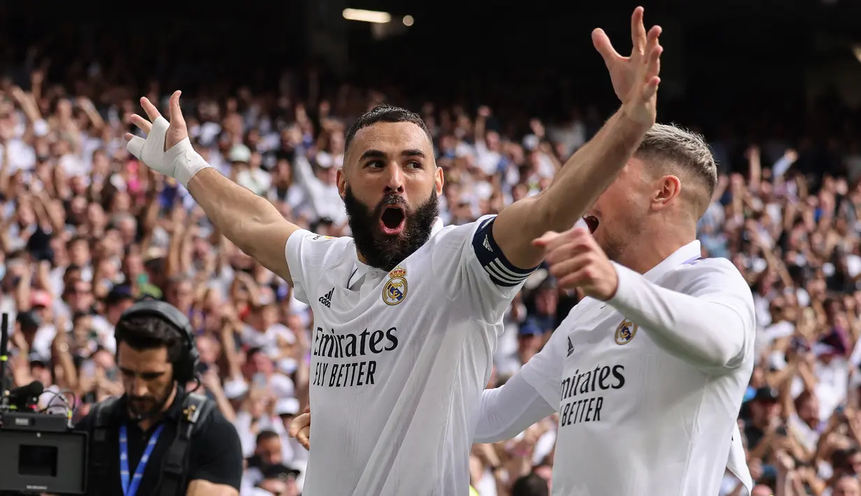 Selebrasi striker Real Madrid, Karim Benzema setelah mencetak gol ke gawang Barcelona pada laga Liga Spanyol 2022/2023 di Santiago Bernabeu Stadium, Madrid (16/10/2022). Selain mampu mencetak gol ke gawang Barcelona, Real Madrid juga mampu mengakhiri laga dengan kemenangan 3-1 pada pekan ke-9 dalam laga yang berlangsung di Santiago Bernabeu. Tiga gol Real Madrid masing-masing dicetak oleh Karim Benzema, Federico Valverde dan Rodrygo. (AFP/Thomas Coex)