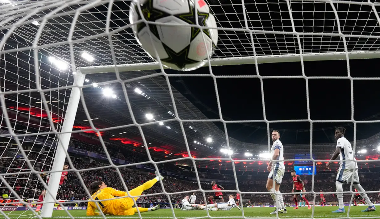 Gawang Inter Milan akhirnya jebol di Liga Champions. Tembok kukuh itu akhirnya runtuh oleh Bayer Leverkusen dalam matchday 6, Rabu dini hari WIB (11/12/2024). (AP Photo/Martin Meissner)