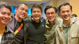 Diketahui Baim Wong dan Dimas Seto memang berteman baik. Keduanya saling mendukung satu sama lain, bahkan Dimas Seto terlihat menghadiri gala premiere film Lembayung yang disutradarai Baim Wong. Dimas datang bersama teman lainnya memberikan dukungan. (Liputan6.com/IG/@dimasseto_1)