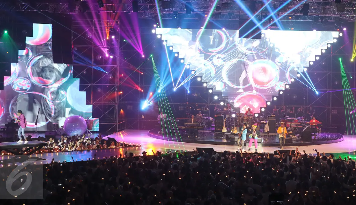 Aksi panggung The Groove dalam gelaran konser D'Essentials of Groove di JCC Senayan, Jakarta, Selasa (6/9). The Groove membawa penonton ke tahun 90an dengan lagu Satu Dalam Mimpi, Hanya Karena Cinta, dan Khayalan. (Liputan6.com/Herman Zakharia)