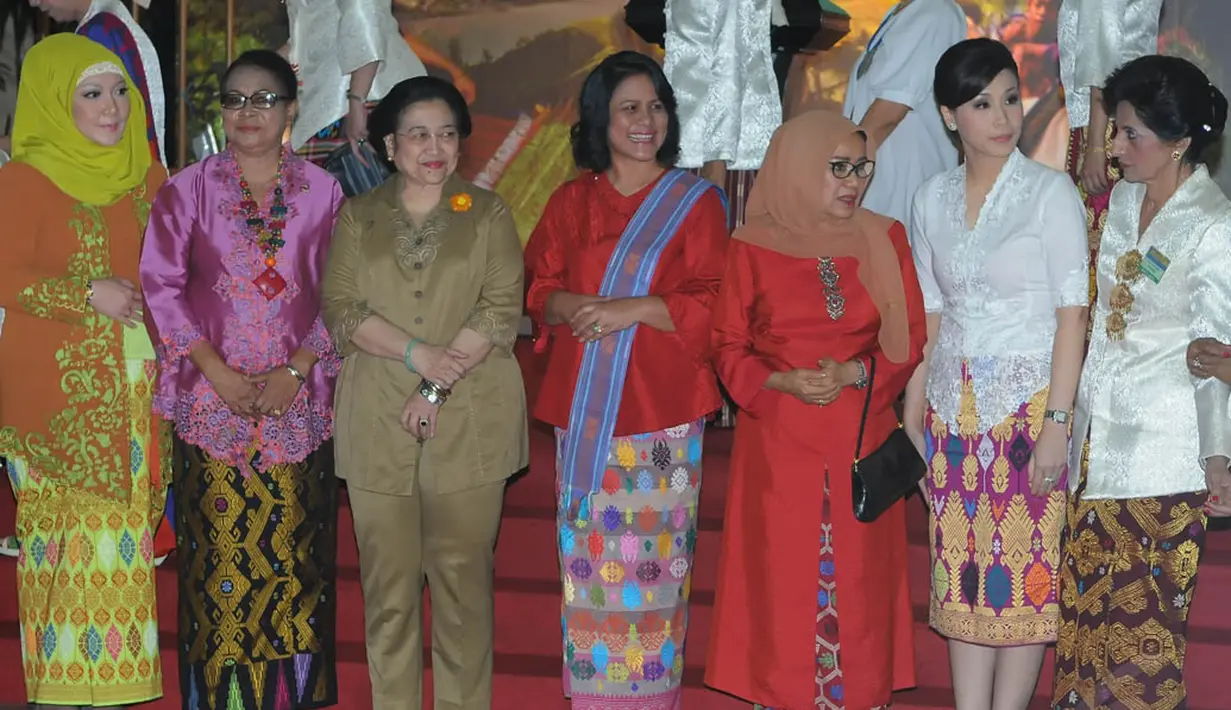 Acara ini juga dihadiri Megawati Soekarno Putri. istri Wapres JK, Mufidah Jusuf Kalla, Menteri PPA Yohana Susana Yembise, istri gubernur NTB, Erika Masdih dan Veronica Tan, Jakarta, Rabu (19/11/2014). (Liputan6.com/Herman Zakharia)