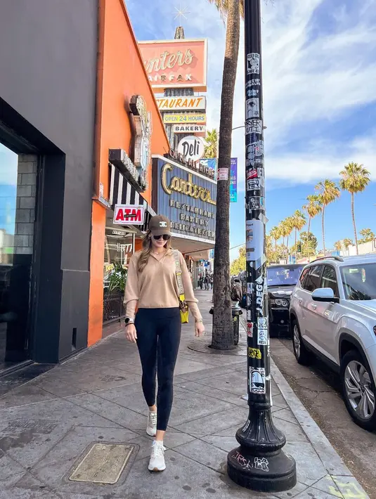 <p>Outfit Luna yang satu ini sangat mudah ditiru. Kamu bisa gunakan atasan warna netral, topi baseball, dan trainers. [Instagram/lunamaya]</p>