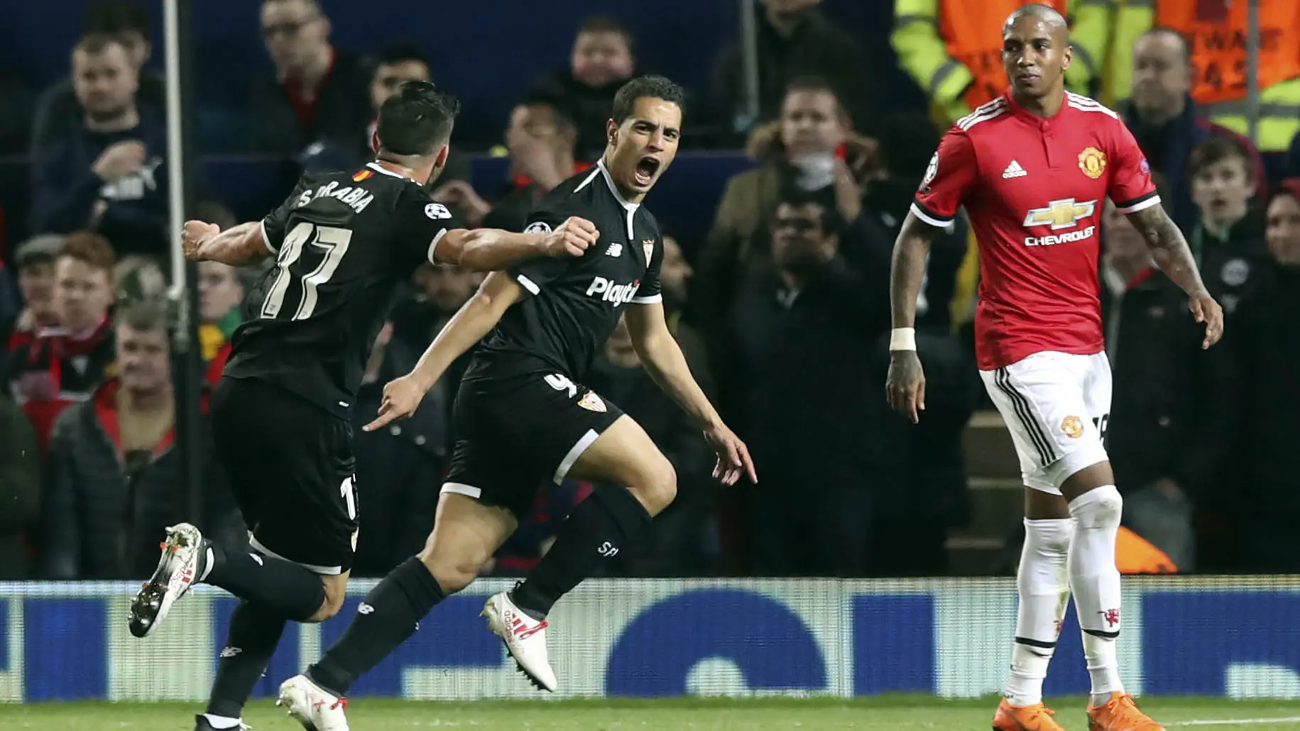 Striker Sevilla, Wissam Ben Yedder, melakukan selebrasi usai mencetak gol ke gawang Manchester United pada laga Liga Champions di Stadion Old Trafford, Selasa (13/3/2018) (AP/Martin Rickett)