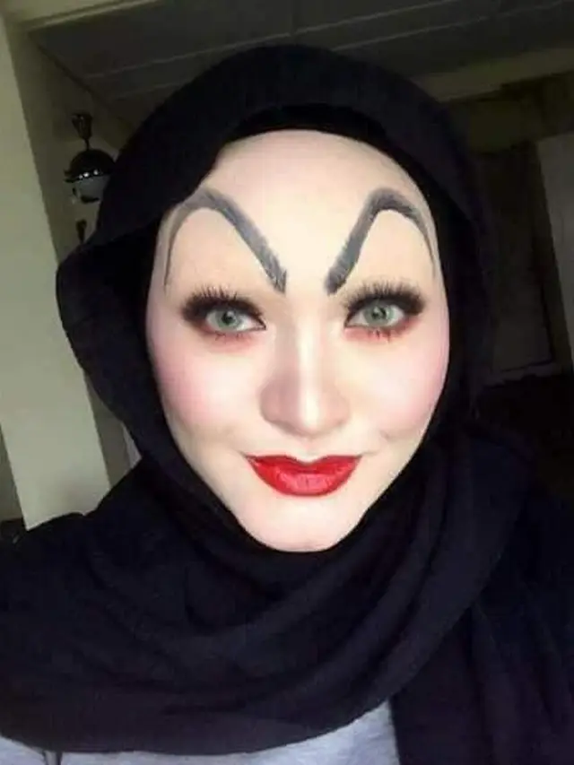 kalah tantangan, wanita ini berdandan aneh di hari lebaran