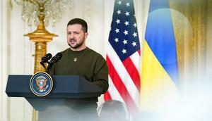 Presiden Ukraina Volodymyr Zelenskyy berbicara dalam konferensi pers dengan Presiden Amerika Serikat Joe Biden di Ruang Timur Gedung Putih, Washington, Amerika Serikat, 21 Desember 2022. Gedung Putih berkonsultasi dengan Zelenskyy tentang keamanan, termasuk risiko tindakan Rusia saat dia berada sebentar di luar negeri. (AP Photo/Andrew Harnik)
