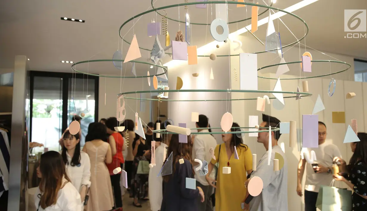 Pengunjung melihat koleksi terbaru pada pembukaan flagship store pertama DUMA Official di kawasan Senopati, Jakarta, Sabtu (28/7). Pembukaan flagship store pertama ini tentunya juga menjawab keinginan para pelanggan Duma. (Liputan6.com/Faizal Fanani)