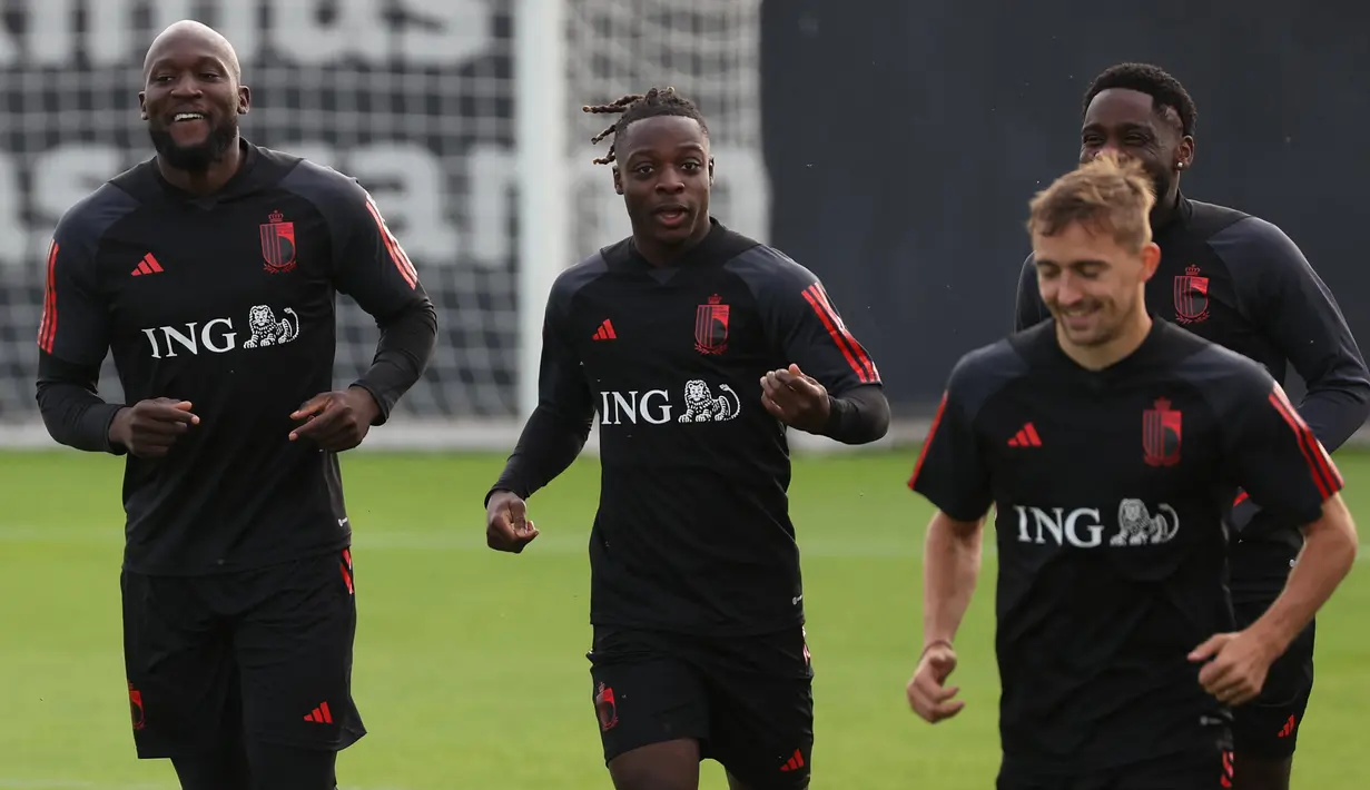 (Dari kiri) Pemain Belgia #09 Romelu Lukaku, #25 Jeremy Doku dan Orel Mangala menghadiri sesi latihan sebagai bagian dari persiapan timnas untuk pertandingan kualifikasi Euro 2024, di pusat pelatihan Royal Belgian Football Association's di Tubize, Rabu (11/10/2023). (VIRGINIE LEFOUR / Belga / AFP)