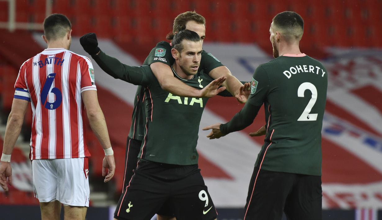 Gelandang Tottenham Hotspur, Gareth Bale (tengah), melakukan selebrasi usai mencetak gol pertama timnya ke gawang Stoke City dalam laga perempatfinal Piala Liga Inggris Carabao Cup di Bet365 Stadium, Rabu (23/12/2020). Tottenham menang 3-1 atas Stoke. (AP/Rui Vieira)
