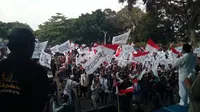 Ribuan massa menolak pembakaran bendera HTI di Garut (Liputan6.com/Jayadi Supriadin)