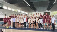 Tim renang SEA Games 2025 bersama para pengurus PB Akuatik Indonesia di Stadion Akuatik GBK, Senayan, Jakarta pada Kamis (20/11/2025). (Liputan6.com/Melinda Indrasari)