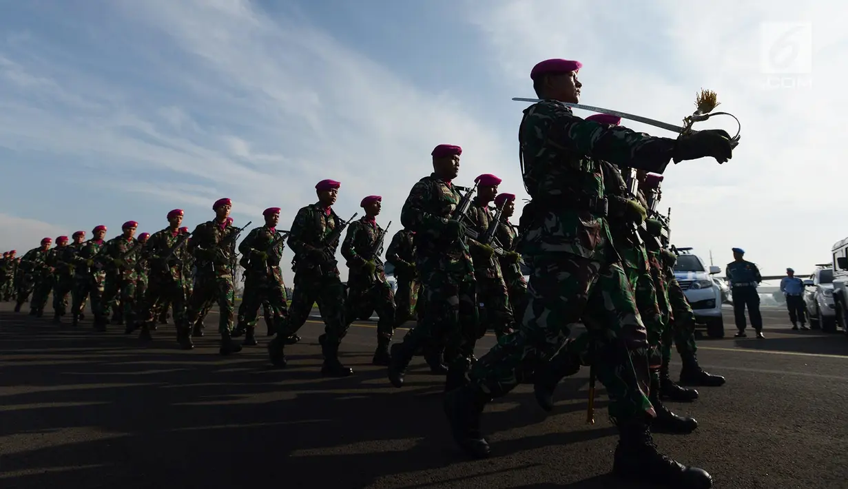 Prajurit TNI bersiap mengikuti upacara Gelar Operasi Penegakan Ketertiban dan Yustisi POM TNI 2019, di Lanud Halim Perdanakusuma, Jumat (8/2). Operasi ini upaya menekan & mencegah pelanggaran yang dilakukan anggota TNI dan Polri. (Merdeka.com/Imam Buhori)