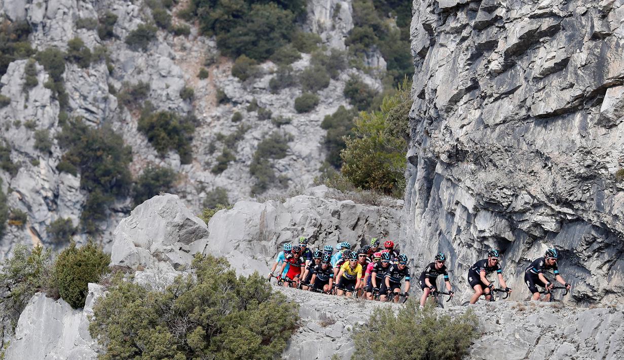 Barisan pebalap sedang melewati Etape 7 lomba balap sepeda Paris-Nice, Prancis, (13/3/2016). (AFP/Kenzo Tribouillard))