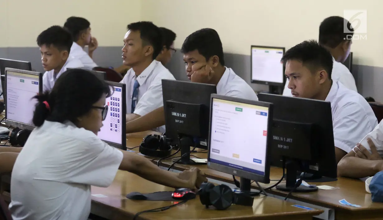 Sejumlah pelajar SMK Negeri 1 mengikuti Ujian Nasional Berbasis Komputer (UNBK) di Jakarta, Senin (2/4). Ada 4 mata pelajaran yang akan diujikan yaitu bahasa Indonesia, matematika, bahasa Inggris, dan teori kejuruan. (Liputan6.com/Arya Manggala)