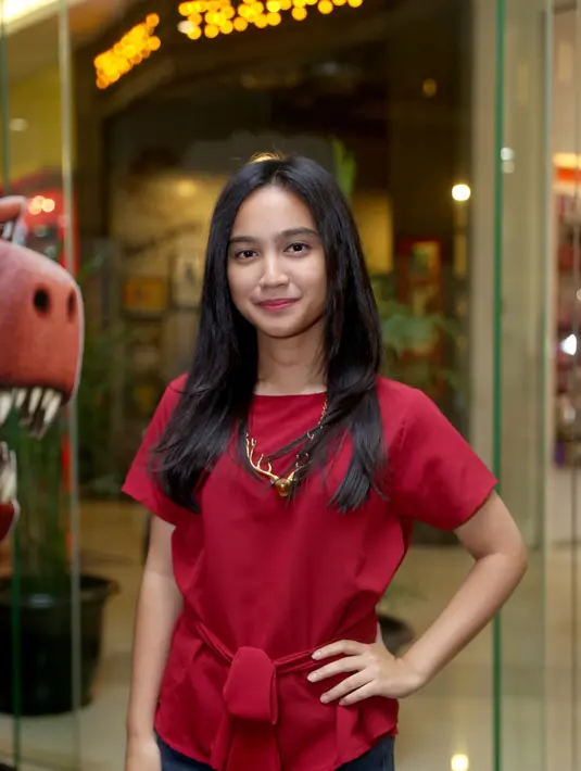 Rachel Amanda  merasakan ketagihan menuangkan kisah-kisah dalam bentuk cerita pendek atau puisi. (Andy Masela/Bintang.com)