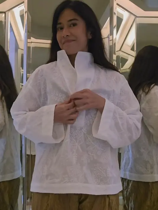 Masih dari brand yang sama, Dian mengenakan atasan baju putih lengan panjang berbordir dipadukan celana yang sama. [@therealdisastr]