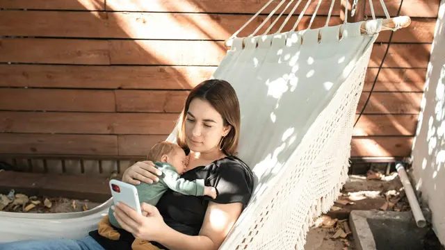 5. Gunakan Pelukan yang Menenangkan