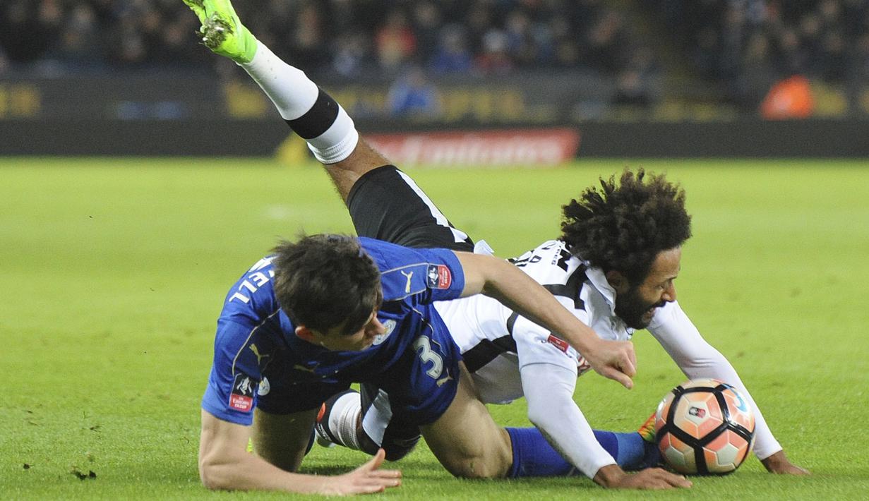 Pemain Leicester City,  Ben Chilwell (kiri) terjatuh bersama pemain Derby County, Ikechi Anya saat berebut bola pada putaran keempat Piala FA di King Power Stadium, Leicester (8/2/2017). Leicester menang 3-1.  (AP/Rui Vieira)