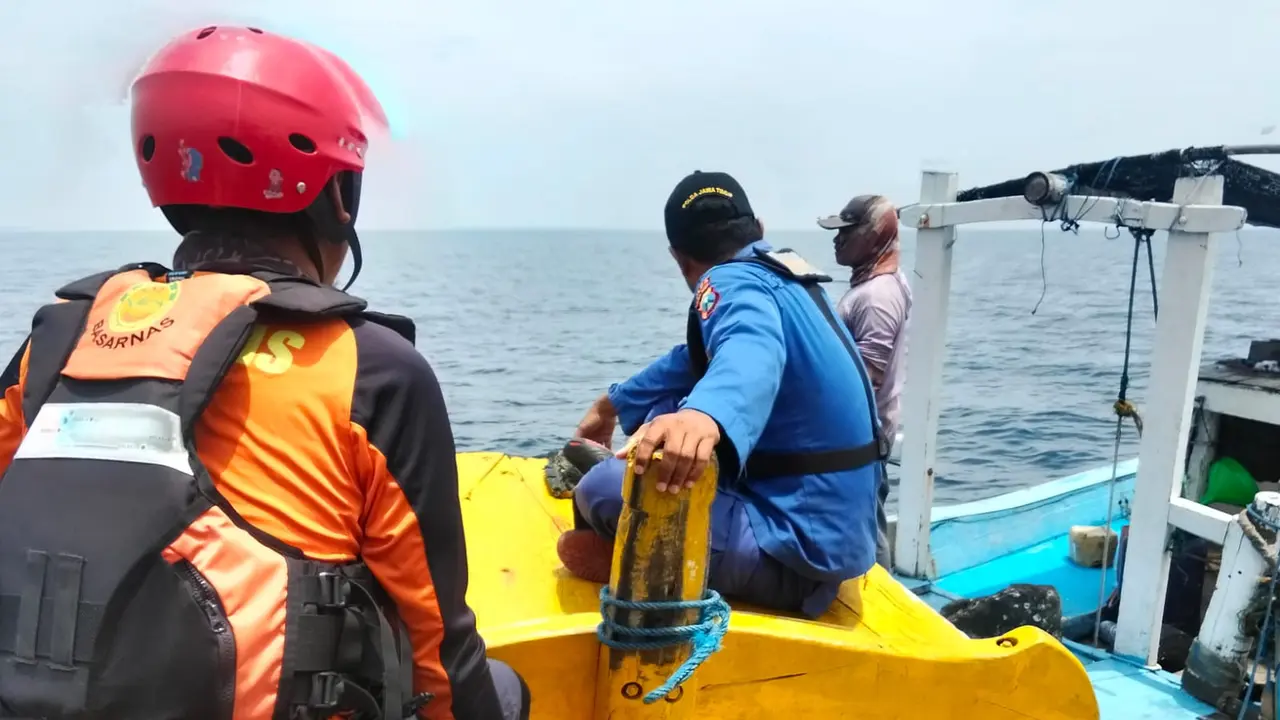 Pencarian seorang ABK di perairan Gili Ketapang