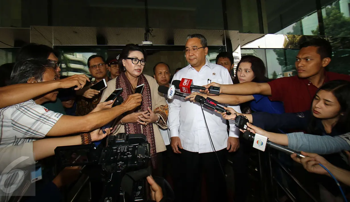Menteri Desa PDT dan Transmigrasi Eko Putro Sandjojo dan Pimpinan KPK, Basaria Pandjaitan memberi keterangan kepada awak media usai melakukan pertemuan di Gedung KPK, Rabu (1/2). (Liputan6.com/Helmi Afandi)