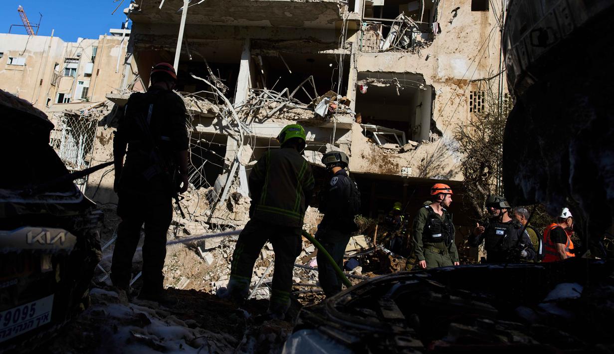 Sebagai balasan, Iran meluncurkan serangan pesawat nirawak (drone) dan rudal yang menargetkan Israel, serta sejumlah negara lain seperti Yordania, Irak, dan negara-negara Teluk yang menampung aset militer Amerika Serikat. Tampak dalam foto, pasukan keamanan Israel dan tim penyelamat memeriksa lokasi serangan rudal Iran di Tel Aviv, Israel, Selasa, 24 Maret 2026. (AP Photo/Oded Balilty)