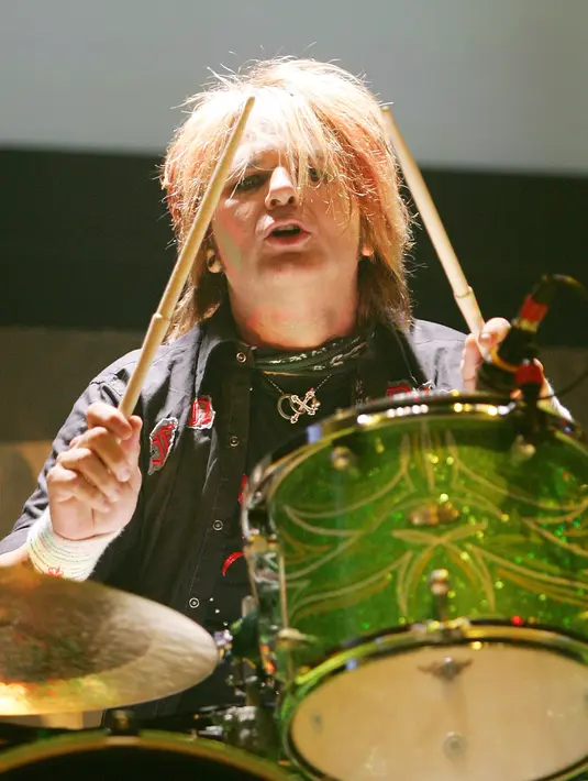 Bahkan untuk minum air, Rikki Rockett harus menggunakan alat yang disebut ‘Magic Mouthwash’. Musisi kelahiran Pennsylvania, Amerika ini mengatakan jika hal itu sangatlah buruk dan sangat menyakitkan baginya. (AFP/Bintang.com)