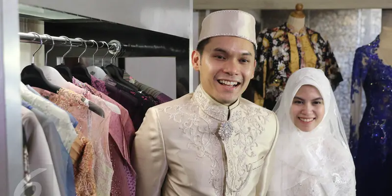 20160727-Kompaknya Ben Kasyafani dan Calon Istri Coba Baju Pengantin