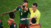 Wasit asal Kolombia Wilmar Roldan memberikan kartu merah kepada Ernest Mabouka (nomor 2) pada laga melawan Jerman di Sochi, Minggu (25/6/2017). (AFP/Franck Fife)