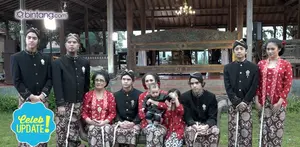 Sebelum prosesi tedak siten, Ahmad Dhani lakukan foto bersama keluarga.